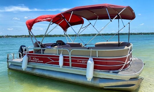 22ft Pontoon Suntracker Party Barge DLX 10 people in Bay Pines. Gas included!