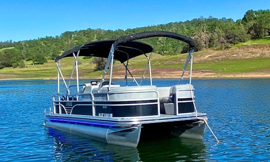 Amazing Pontoon Boat with ALL the amenities in Folsom