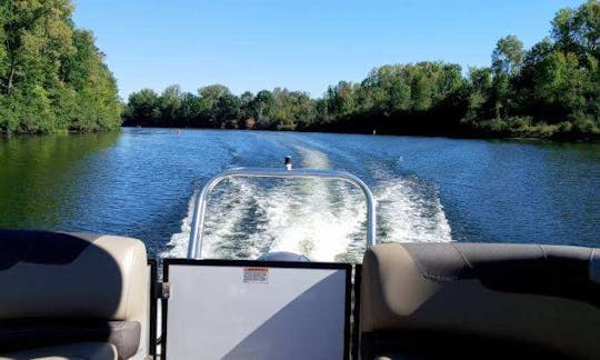 Luxury pontoon for rent in Lake Wallenpaupack