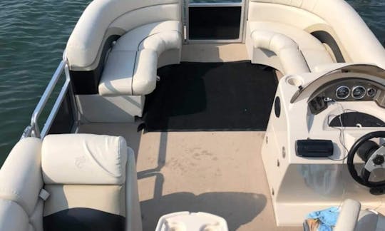 10 person Pontoon for Rent in Sainte-Catherine, Québec