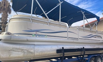 Rent our 25’ Tritoon V-8 in Bullhead City Arizona, up to 16 people can seat