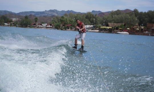 Alugue nosso V-8 Tritoon de 25 pés com injeção de combustível em Bullhead City, Arizona, onde até 16 pessoas podem sentar