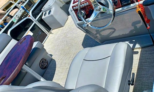 2022 Biershire Pontoon Boat for Rent on Lake Conroe