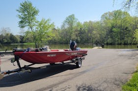 17ft Lowe Bass Boat for 2-3 anglers in Gallatin, Tennessee