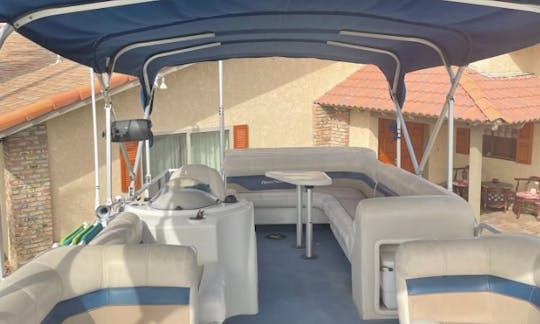 Rent our 25’ Tritoon, fuel injected V-8 in Bullhead City Arizona, up to 16 people can seat