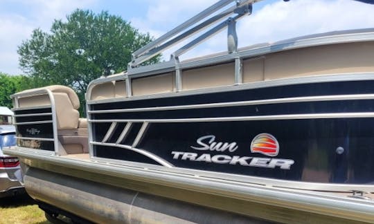 Sun Tracker 22' DLX Party Barge Pontoon for rent in Pottsboro