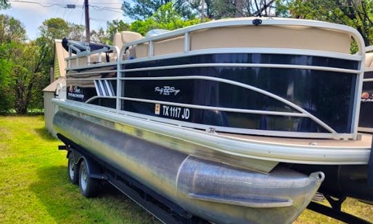 Sun Tracker 22' DLX Party Barge Pontoon for rent in Pottsboro
