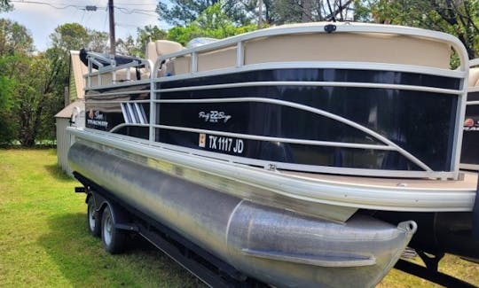 Sun Tracker 22' DLX Party Barge Pontoon for rent in Pottsboro