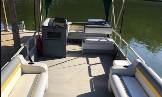 28' Pontoon Aqua Patio w/140hp for rent on Lake Norman