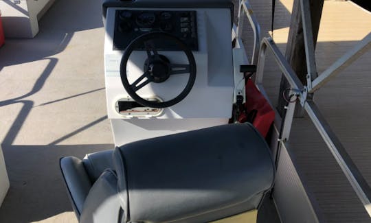 28' Pontoon Aqua Patio w/140hp for rent on Lake Norman