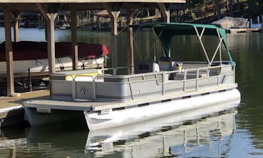 Pontoon Aqua Patio de 28 pés com 140 cv para alugar no Lago Norman