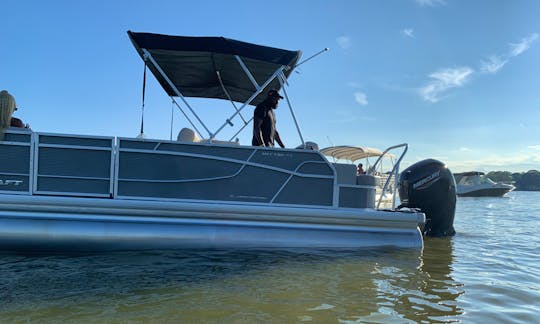 Princecraft 23ft Pontoon Boat Rentals in Lake Wylie, South Carolina