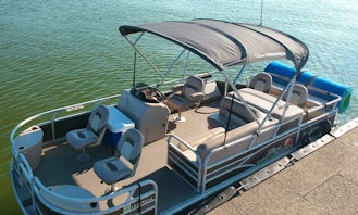 Joe Pool Lake Suntracker 22' Pontoon Rental. Lets spend the day out on the lake!