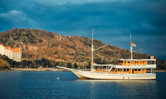 Traditional Phinisi Maker 21' Liveaboard Boat Charter