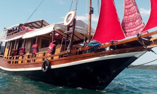 Komodo Island Liveaboard Cruises on 66ft Mini Phinisi Boat