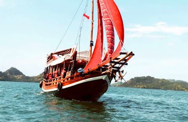 Komodo Island Liveaboard Cruises on 66ft Mini Phinisi Boat