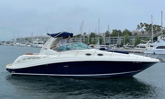 34 pieds de pur luxe et de divertissement. Louer un yacht à moteur SeaRay Sundancer 340 à Marina del Rey, en Californie