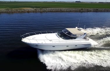 Luxury Motor Yacht for Daily Charter in Discovery Bay