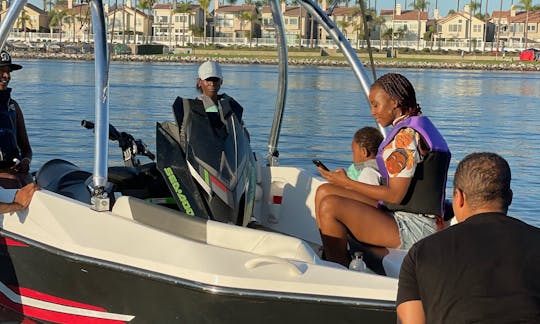 Superbe bateau de jet ski sur le lac Puddingstone