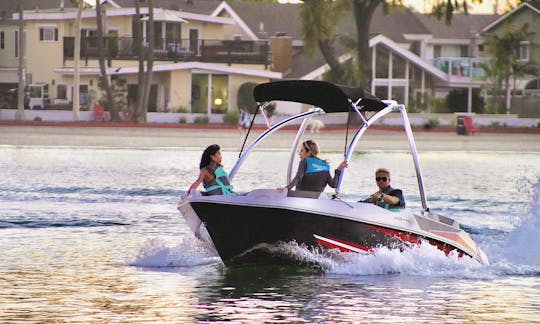 Superbe bateau de jet ski sur le lac Puddingstone