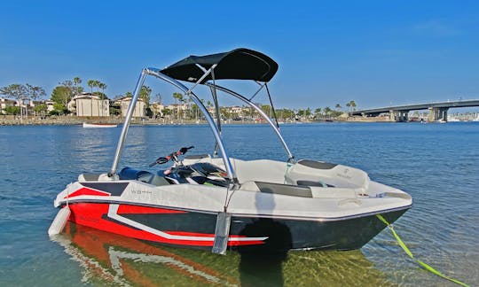 Superbe bateau de jet ski sur le lac Puddingstone