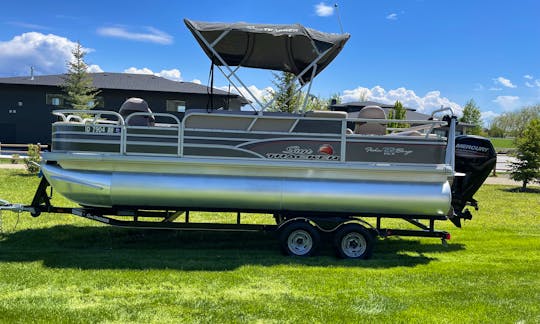 Beautiful Fishin/Party pontoon.  Has everything for an awesome day at the lake!