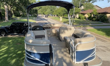 Spacious Sun Tracker Party Barge 20 Pontoon Boat | Lake Worth 