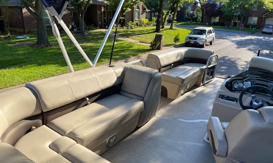2019 Sun Tracker Party Barge 20 Pontoon Boat | Lake Granbury | *MULTIPLE DAY RENTALS ONLY*