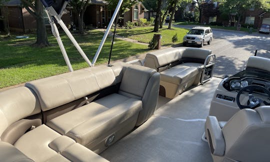 Unwind at Lake Texoma with 2019 Sun Tracker Pontoon Boat 3-Day Rental!