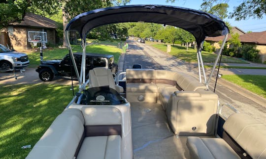 Unwind at Lake Texoma with 2019 Sun Tracker Pontoon Boat 3-Day Rental!