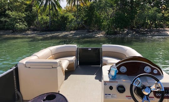 Barco SUNTRACKER para alugar em Hollywood, Sunny Isles Beach e Hallandale