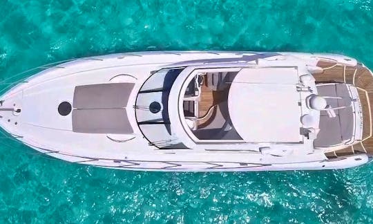 An Amazing Sunseeker holds 25 people Cancun and Isla Mujeres 4hours minimum