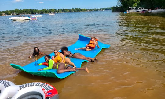Manitou Pontoon for 10 people for rent on Lake Norman, NC