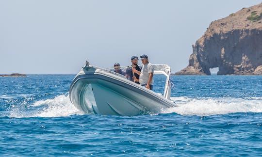 Lambro 6.40m/210hp/9pax-ギリシャのミロス島でのスキッパー付きRIBレンタル