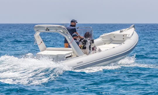 Lambro 6.40m/175hp/7pax-ギリシャのミロス島でのスキッパー付きRIBレンタル