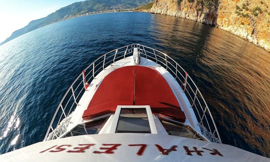 Lux White Motor Yacht for 12 People in Alanya, Turkey