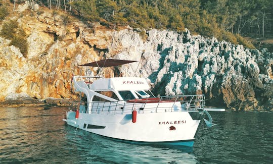 Lux White Motor Yacht for 12 People in Alanya, Turkey