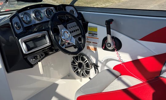 **Premium** Barco MTX 220 para um dia incrível em Austin, Texas!!