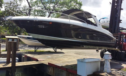 33ft Sea Ray SunSport Motor Yacht Rental in Hallandale Beach, Florida