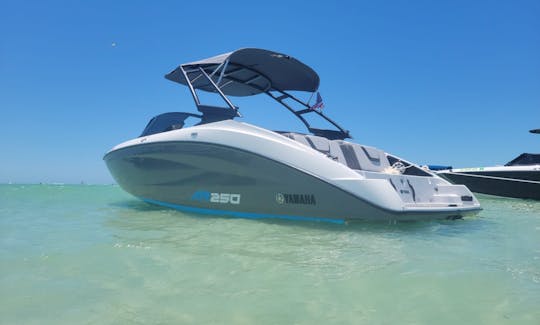 Disfruta de este NUEVO Bowrider de 25 pies para 2022 en la costa o el golfo cerca de Clearwater