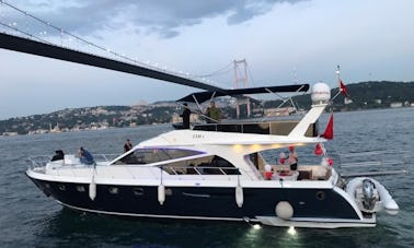 Location de yacht à moteur pour 15 personnes à Istanbul, Turquie