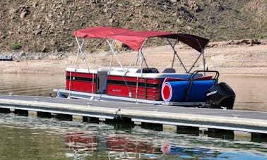 Lindo 2022 Crest 240LX Tritoon para alugar em Lake Pleasant com assentos para 12 pessoas!