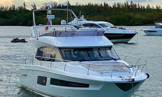 💥Hit the Water in Style with this 46' Prestige Yacht for up to 12 peoples
