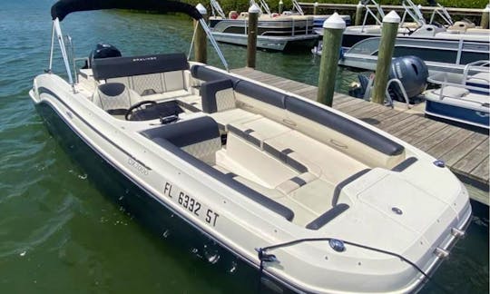 Beautiful BAYLINER DX2000 Deckboat for Rent in North Miami Beach