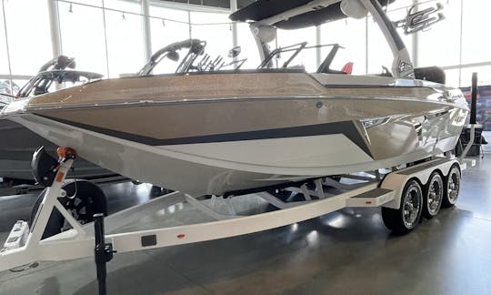 Aluguel de barcos de surf Tige 24RZX Wake 2022 em Kelowna, Colúmbia Britânica