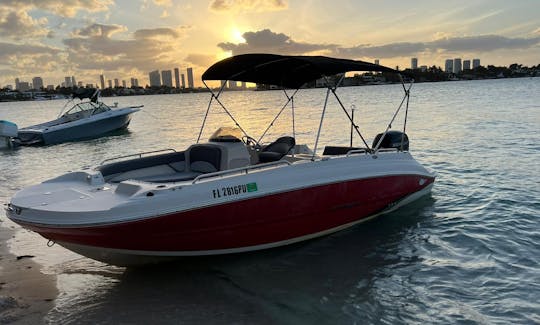 Amazing Cruise on Stingray boat in Miami Beach celebrity house sunset tour