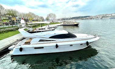 Location de yacht à moteur personnalisé de luxe à Istanbul, entre amis et en famille !