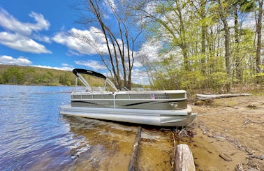 Southbay Pontoon 23' for Luxury & Comfort for rent in Paupack, Pennsylvania