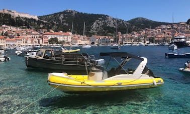 Solemar 175 HP - dans la ville de Hvar - explorez Vis, Blue Cave et les îles Pakleni