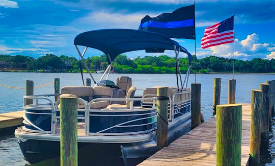 Sun Tracker Fishin Barge 22 DLX Pontoon Rental in Riverview, Florida